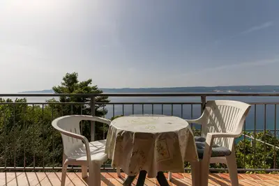 Image de Appartement d'une chambre avec le balcon et la vue sur le mer Mimice, Omis (A-11045-b)