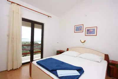 Image de Appartement d'une chambre avec la terrasse et la vue sur le mer Supetarska Draga - Gonar, Rab (A-2002-b)