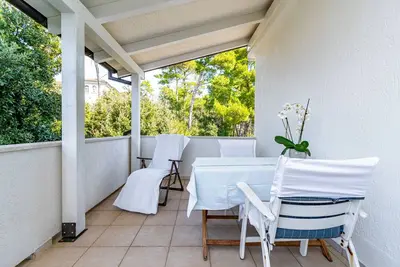 Image de Appartement d'une chambre avec la terrasse et la vue sur le mer Banjol, Rab (A-5022-b)