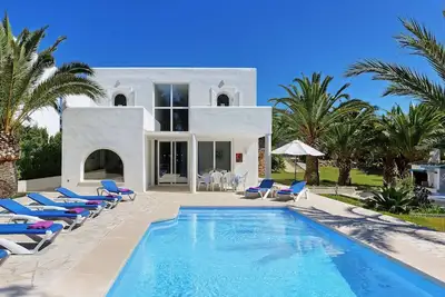 Image de Casa Blanca - Cette villa est proche des commodités locales a Wi-Fi et une piscine privée