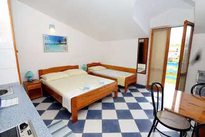 Image de Garçonnière avec le balcon et la vue sur le mer Sucuraj, Hvar (As-3589-l)