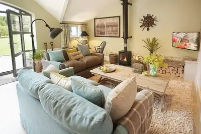 Image de Chalet élégant sur le Weston Park Estate qui est parfait pour les couples sur les courts séjours romantiques.