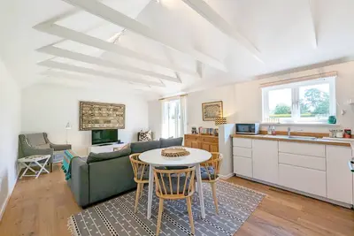 Image de The Dairy, Birdham - une conversion de grange pouvant accueillir 4 personnes dans 2 chambres