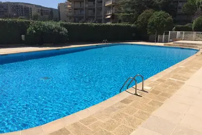 Image de Superbe appartement 2 pièces 4* en rez-de-jardin avec terrasse & grande piscine