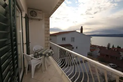 Image de Appartement d'une chambre avec le balcon et la vue sur le mer Duce, Omis (A-7532-a)