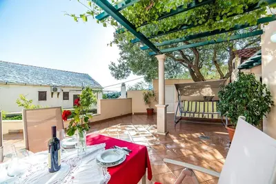 Image de Appartement de deux chambres avec la terrasse et la vue sur le mer Bol, Brac (A-13665-b)