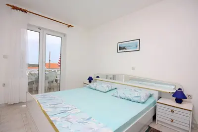 Appartement de deux chambres avec la terrasse et la vue sur le mer Barbat, Rab (A-4962-b)