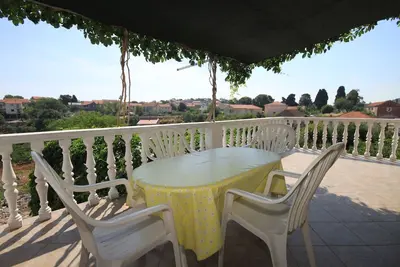 Image de Appartement de deux chambres avec la terrasse et la vue sur le mer Sali, Dugi otok (A-8084-a)