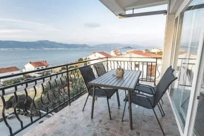 Image de Appartement de deux chambres avec la terrasse et la vue sur le mer Slatine, Ciovo (A-9433-a)
