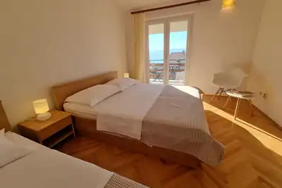 Image de Appartement de deux chambres avec le balcon et la vue sur le mer Duce, Omis (A-2821-a)