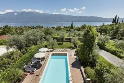 Image de Villa avec vue sur le lac et piscine privée (chauffée Jusqu'à 26c, Période mi Septembre à mai)