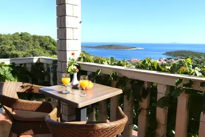 Appartement d'une chambre avec la terrasse et la vue sur le mer Rukavac, Vis (A-8839-a)