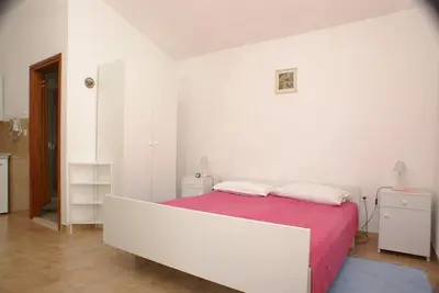 Image de Garçonnière prés de la plage Pisak, Omis (As-2750-c)