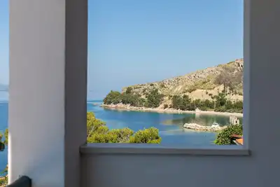 Image de Garçonnière avec la terrasse et la vue sur le mer Medici, Omis (As-1046-d)