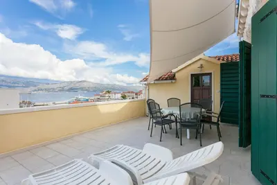 Image de Appartement de trois chambres avec la terrasse et la vue sur le mer Postira, Brac (A-739-b)
