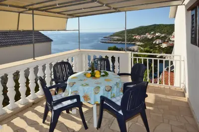 Image de Appartement de deux chambres avec la terrasse et la vue sur le mer Zavalatica, Korcula (A-14204-b)