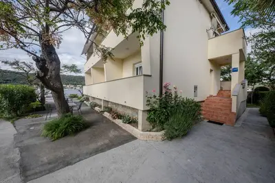 Image de Appartement d'une chambre avec le balcon et la vue sur le mer Supetarska Draga - Donja, Rab (A-11769-c)