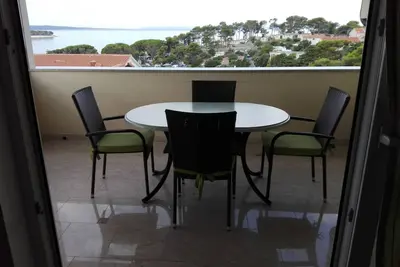 Appartement de deux chambres avec la terrasse et la vue sur le mer Banjol, Rab (A-14134-a)