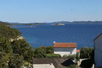 Image de Appartement de deux chambres avec la terrasse et la vue sur le mer Sali, Dugi otok (A-8181-b)