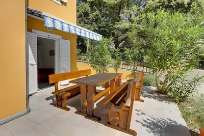 Image de Appartement d'une chambre avec la terrasse Artatore, Losinj (A-8022-b)