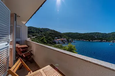 Image de Appartement de deux chambres avec le balcon et la vue sur le mer Zaklopatica, Lastovo (A-12452-b)