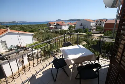 Image de Appartement de deux chambres avec la terrasse et la vue sur le mer Tribunj, Vodice (A-6223-b)