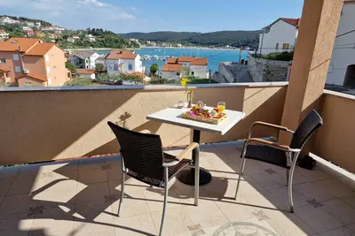 Image de Garçonnière avec la terrasse et la vue sur le mer Kampor, Rab (As-5037-c)