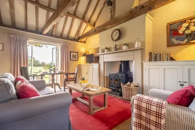 Image de Acorn Cottage est une évasion rurale agréable, situé sur le bord de la succession Blickling Hall.