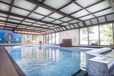 Image de Spacieux chalet de 3 chambres, piscine intérieure et sauna, jardin d'hiver