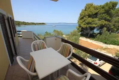 Image de Appartement de deux chambres prés de la plage Baie Kuncabok, Ugljan (A-8255-b)