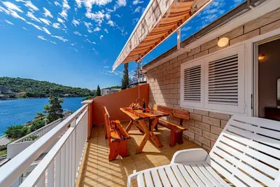 Image de Appartement de deux chambres avec la terrasse et la vue sur le mer Brna, Korcula (A-10057-b)