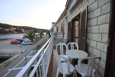 Image de Appartement de deux chambres avec le balcon et la vue sur le mer Brna, Korcula (A-7553-b)