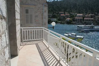 Image de Appartement de deux chambres avec la terrasse et la vue sur le mer Brna, Korcula (A-4415-b)