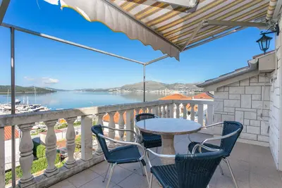Image de Appartement d'une chambre avec la terrasse et la vue sur le mer Okrug Gornji, Ciovo (A-11374-b)