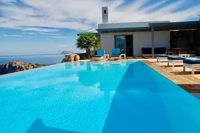 Image de Superbe villa pour 7 personnes, domaine privé, avec une vue à couper le souffle, piscine à débordement,