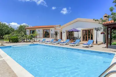 Villa Chariklia - Villa spacieuse indépendante comprenant une piscine privée, un sauna et une connexion Wi-Fi