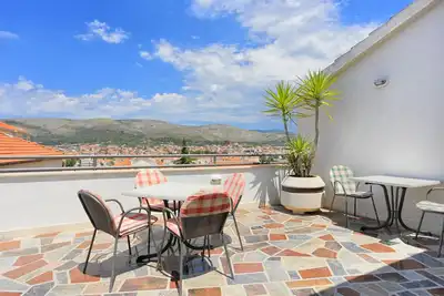 Image de Appartement de deux chambres avec la terrasse et la vue sur le mer Trogir (A-4814-a)