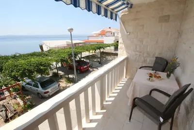 Image de Garçonnière avec la terrasse et la vue sur le mer Pisak, Omis (As-5154-a)