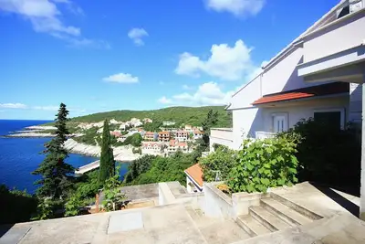 Image de Appartement de trois chambres avec la terrasse et la vue sur le mer Zavalatica, Korcula (A-545-a)