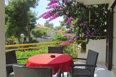Image de Appartement de deux chambres avec la terrasse et la vue sur le mer Ivan Dolac, Hvar (A-4584-a)