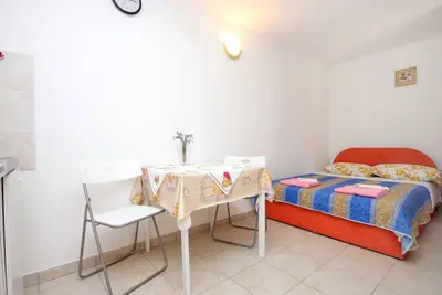 Image de Garçonnière avec la terrasse Valun, Cres (As-8081-b)