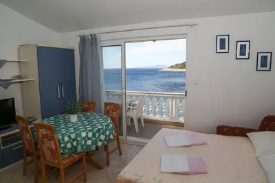 Image de Appartement d'une chambre avec la terrasse et la vue sur le mer Milna, Hvar (A-12244-b)