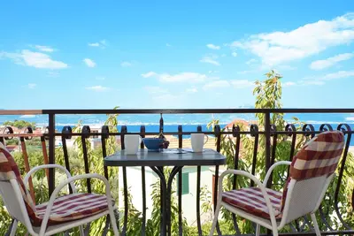 Image de Appartement de trois chambres avec le balcon et la vue sur le mer Slatine, Ciovo (A-12176-a)