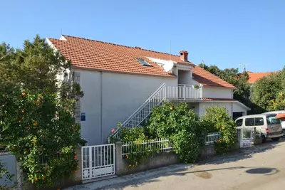 Image de Appartement de deux chambres avec la terrasse et la vue sur le mer Zavalatica, Korcula (A-14204-c)