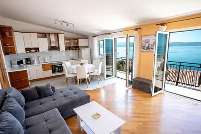Image de Appartement de trois chambres avec la terrasse et la vue sur le mer Mali Rat, Omis (A-10014-d)