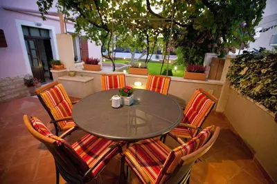Image de Appartement de deux chambres avec la terrasse Preko, Ugljan (A-14163-b)