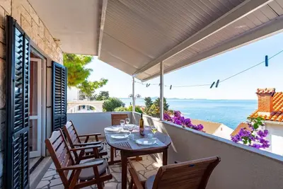 Image de Appartement de deux chambres avec la terrasse et la vue sur le mer Zavalatica, Korcula (A-547-a)
