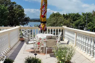 Image de Appartement de deux chambres avec la terrasse et la vue sur le mer Punat, Krk (A-5329-a)
