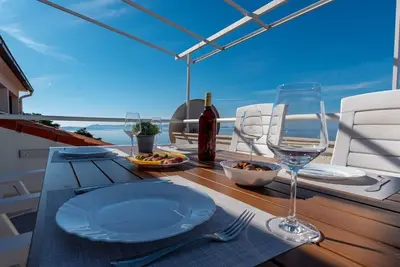 Image de Appartement de trois chambres avec la terrasse et la vue sur le mer Zavalatica, Korcula (A-547-c)