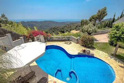 Image de Villa de style suisse près de Barcelone et à 10min de la plage!